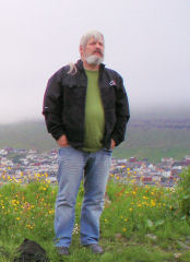 Jan med Klaksvik i baggrunden