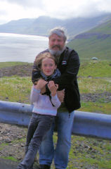 Jan og Sara med Arnafjørdur i baggrunden