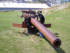 Jan og Sara ved kanon på Torshavn festningen