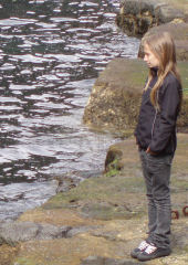 Sara kikker på vandet på havne i Gjgv