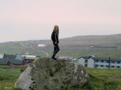 Sara  på sten med udsigt over Torshavn