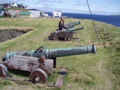 Sara på kanon ved Torshavn festningen