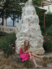 Sara og statue af Loreley Sirenen